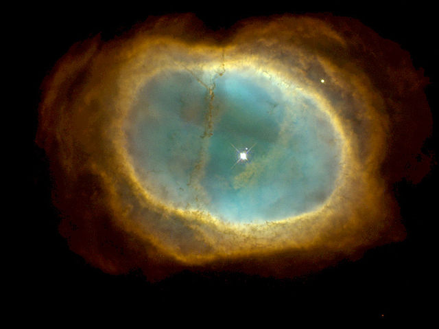ערפילית הטבעת הדרומית כפי שצולמה על ידי טלסקופ החלל האבל. ערפיליות הן מעין תינוקיות ליצירת כוכבים. קרדיט: NASA/ESA