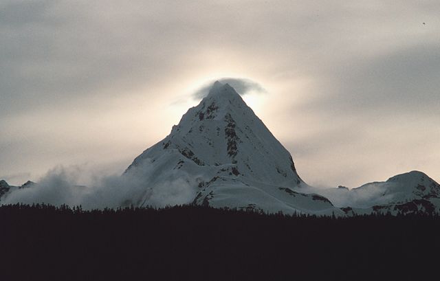 עננות אורוגרפית נוצרת על פסגת הר באלסקה (בקנה מידה קטן בהרבה). קרדיט: NOAA