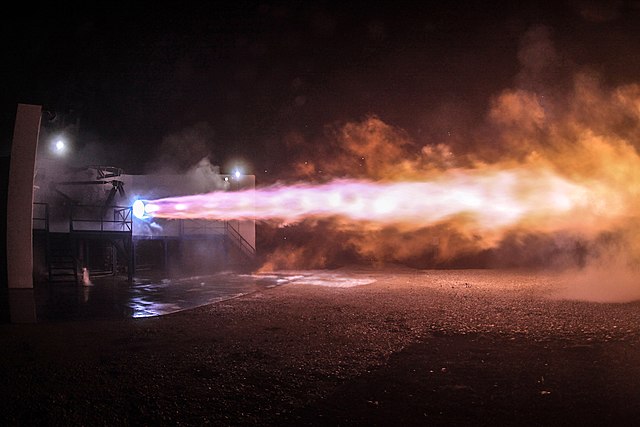 אב טיפוס של מנוע הרפטור (Raptor) של ספייס אקס שורף מתאן נוזלי ב-2015. קרדיט: אילון מאסק