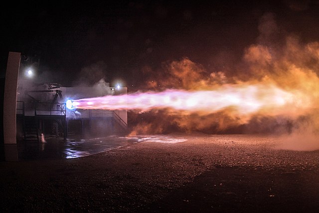אב טיפוס של מנוע הרפטור (Raptor) של ספייס אקס שורף מתאן נוזלי ב-2015. קרדיט: אילון מאסק אב טיפוס של מנוע הרפטור (Raptor) של ספייס אקס שורף מתאן נוזלי ב-2015. קרדיט: אילון מאסק