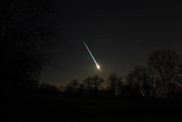 האסטרואיד שהתפוצץ החודש מעל תעלת למאנש האיר את שמי הלילה באנגליה ובצרפת. תמונה זו צולמה מפאתי פריז. קרדיט: Wokege