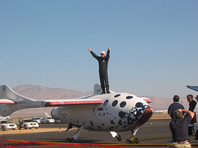 האסטרונאוט מייק מלוויל לאחר זכייתו ב- 29.9.2004 | צילום: Renegadeaven; Wikipedia