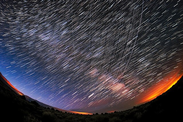 לווייני סטארלינק חוצים את השמיים בניו מקסיקו. צולם בפברואר השנה בחשיפה ארוכה. קרדיט: M. Lewinsky