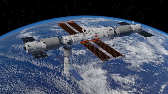 הדמיה של תחנת החלל השלמה, עם שתי חלליות אספקה מסוג טיאנז'או עגונות בצדדים וחללית מאוישת מסוג שנזאו בנדיר. קרדיט:  Shujianyang 