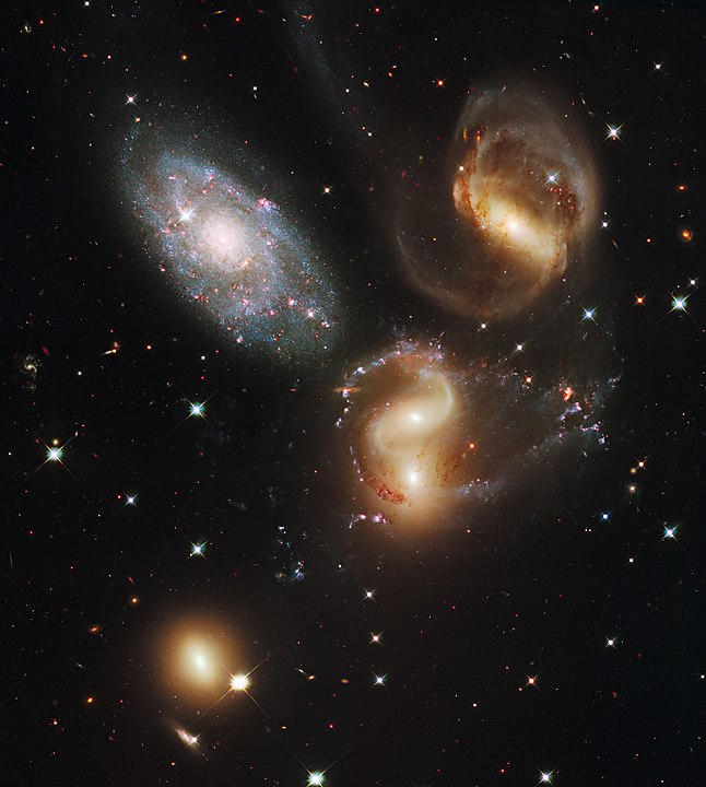 חמישיית סטיבן כפי שצולמה על ידי טלסקופ החלל האבל. את קבוצת הגלקסיות גילה האסטרונום הצרפתי אדוארד סטיבן ב-1877 – והיא קבוצת הגלקסיות הראשונה שהתגלתה. קרדיט: NASA/ESA