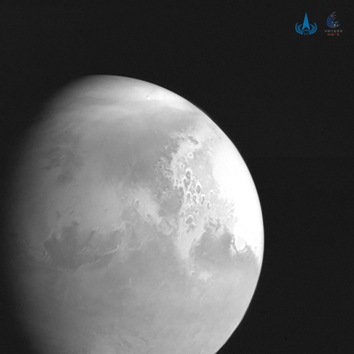 צילום ראשון של מאדים, עדיין בשחור-לבן, מהמקפת טיאנוואן 1 – ממרחק של כ-2.2 מיליון ק"מ מכוכב הלכת. קרדיט: CNSA