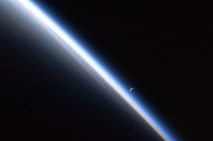 אטמוספרת כדור הארץ מהחלל. קרדיט: NASA