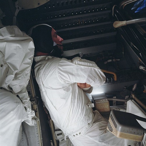 לוול מנסה לישון בחללית הקפואה. קרדיט: Jack Swigert / NASA