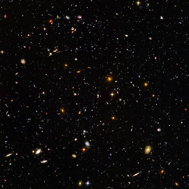 תמונת האולטרה שדה עמוק של טלסקופ החלל האבל. כל פיקסל מואר וכל מריחה הם גלקסיה:  האדומים והקטנים הם הרחוקים ביותר. קרדיט: NASA/ESA