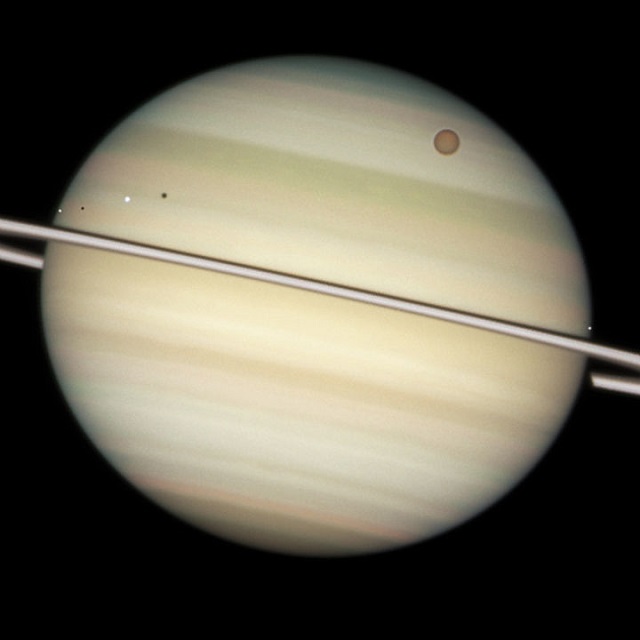 משמאל לימין: אֶנְקֵלָדוּס, דיונה, טיטאן ומימָס חולפים על פני שבתאי. קרדיט: NASA/ESA
