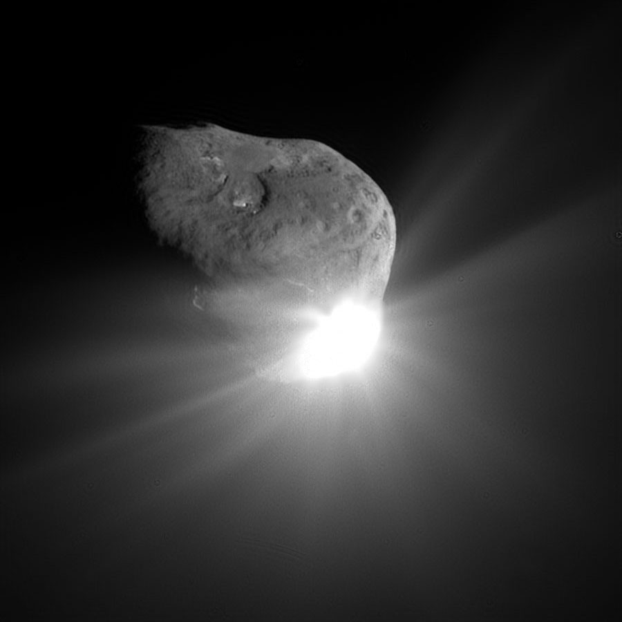 אסטרואיד על רקע השמש