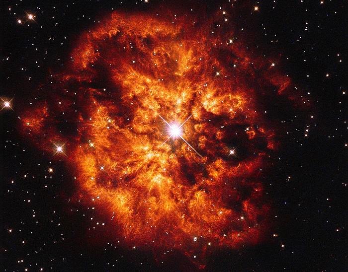 הערפילית M1-67 סביב לכוכב וולף-ראייה 124 (לפני הפיכתה לבועה), כפי שצולמו על ידי האבל. קרדיט: ESA/Hubble