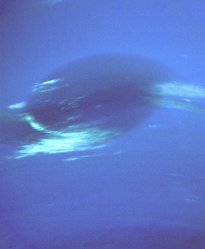 הכתם האפל הגדול של נפטון, כפי שצילמה וויאג'ר 2. קרדיט: נאס"א