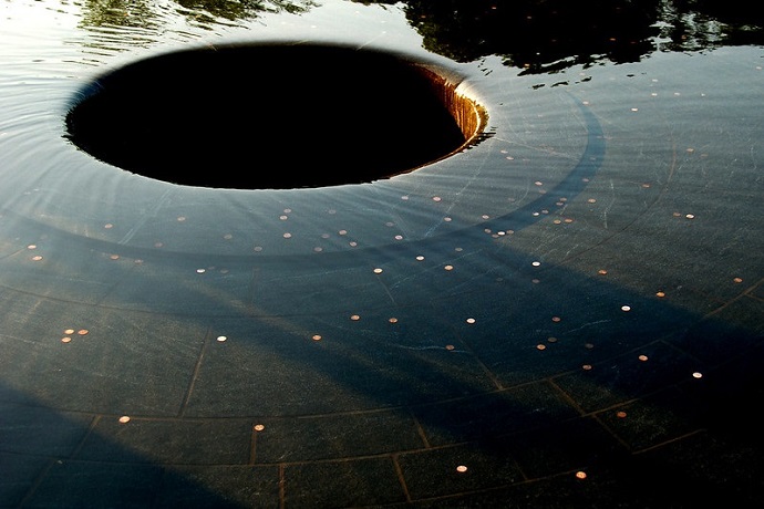 חור המנקז מים על פני כדור הארץ. את החור אפשר לראות בזכות מה שסביבו. קרדיט: Fernando via flickr