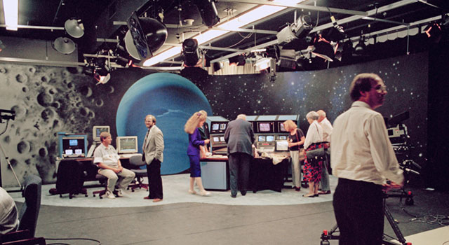 מעבר וויאג'ר 2 ליד נפטון עורר התרגשות רבה. זהו אולפן הטלוויזיה של נאס"א שממנו נמסרו דיווחי חלליות וויאג'ר. קרדיט: NASA/JPL-Caltech