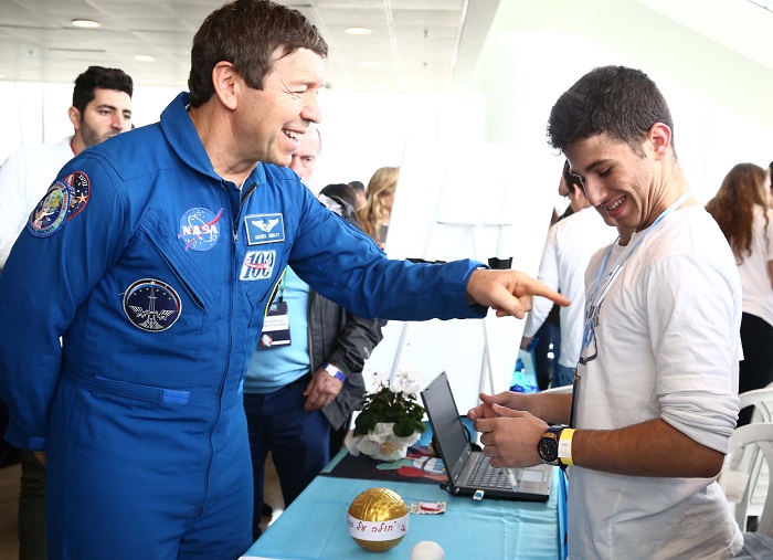 האסטרונאוט מייקל באראט עם תלמיד שהשתתף בתחרות
