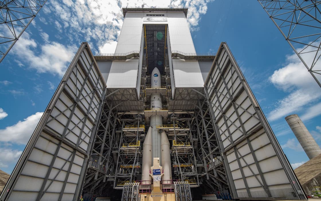 אבטיפוס האריאן 6 בתצורה מלאה בנמל החלל קורו. קרדיט: ESA/Manuel Pedoussaut