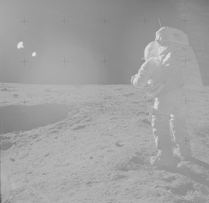 האסטרונאוט אדגר מיטשל, ממשימת אפולו 14, מתקרב למכתש קון (Cone)