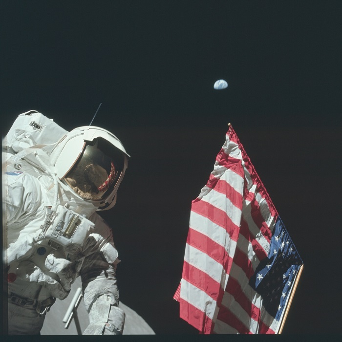 כל משימת אפולו גילתה כמה לא קל לנעוץ את הדגל באדמת הירח | צילום: NASA