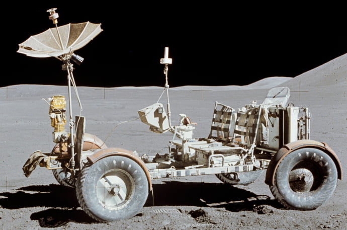 סעו, המפתחות בפנים. אחד מרכבי הנדידה הירחיים שהושארו על אדמת הירח. קרדיט: NASA