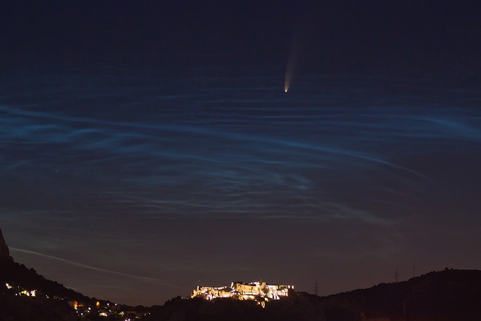 NEOWISE מעל מבצר קליס, קרואטיה, ב-8 ביולי. קרדיט: Ballota