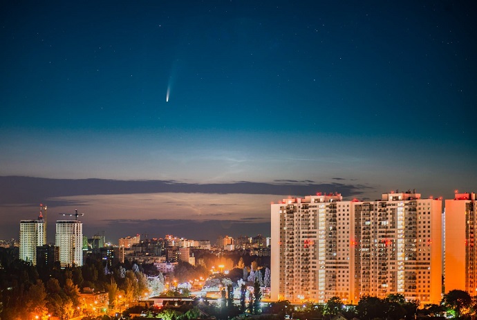 השביט NEOWISE מעל אודסה, אוקראינה, ב-10 ביולי. קרדיט: Andrey Nikolenko