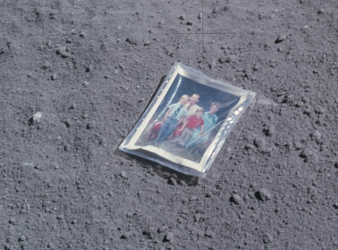 התמונה של משפחת דיוק על הירח, בעטיפת ניילון. קרדיט: NASA