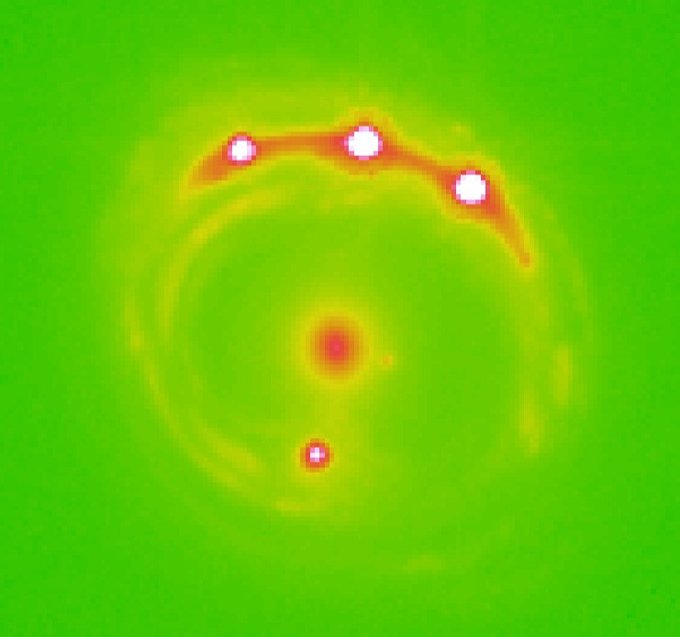 תמונת רנטגן של העדשה הכבידתית של RX J1131-1231. הגלקסיה במרכז, אבל אור כוכביה מתעוות לכדי טבעת |צילום: University of Oklahoma