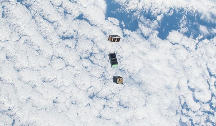שלישיית הננו-לוויינים ששוגרה; התחתון הוא דוכיפת 2 | צילום: NASA