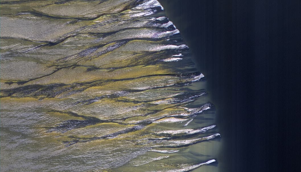 הקרח מפשיר באביב המאדימי. קרדיט: NASA/JPL/University of Arizona