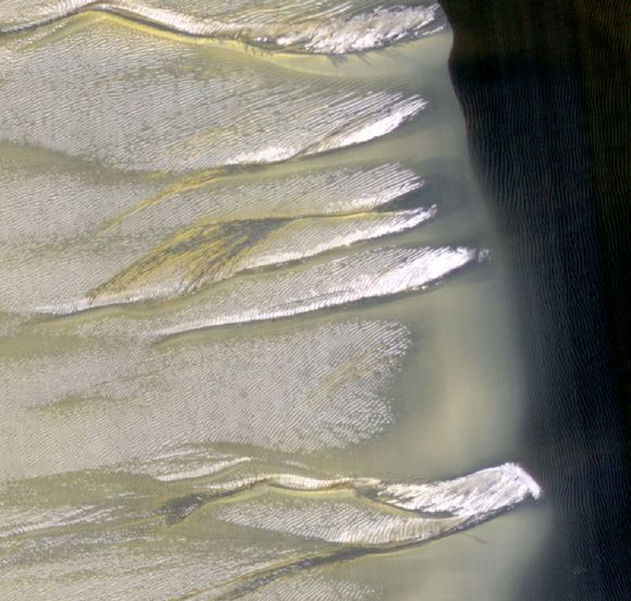אותן הדיונות בסוף החורף. NASA/JPL/University of Arizona אותן הדיונות בסוף החורף. NASA/JPL/University of Arizona