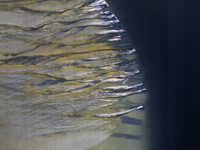 מערב מכתש קייזר בתחילת האביב. קרדיט: NASA/JPL/University of Arizona