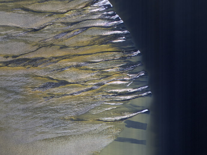 מערב מכתש קייזר בתחילת האביב. קרדיט: NASA/JPL/University of Arizona מערב מכתש קייזר בתחילת האביב. קרדיט: NASA/JPL/University of Arizona