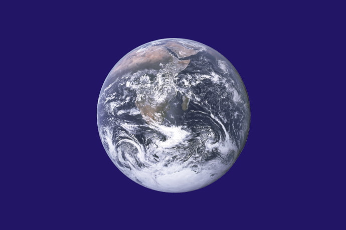 דגל יום כדור הארץ, בעיצוב המקורי של ג'ון מקונל, משתמש בתמונת "הגולה הכחולה" שצולמה במשימת אפולו 17, על רקע חלל כחול. קרדיט: NASA