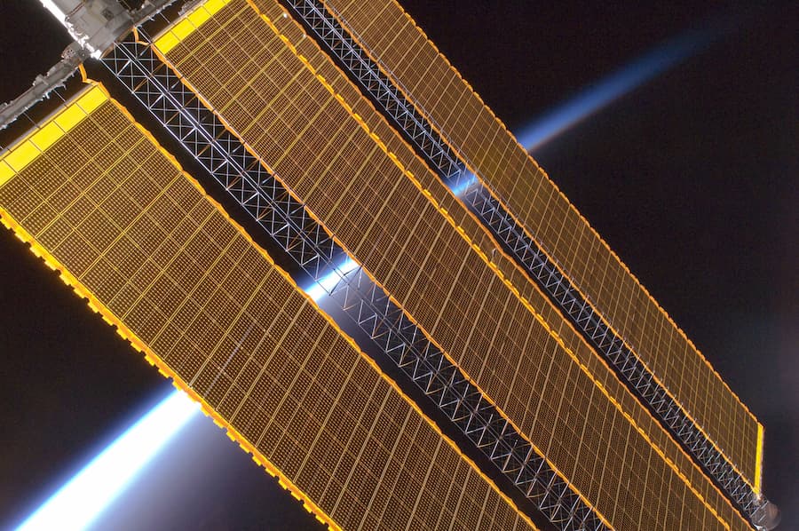 קטע ממערך הפנלים הסולריים הנוכחי בתחנת החלל הבינלאומית. קרדיט: נאס"א