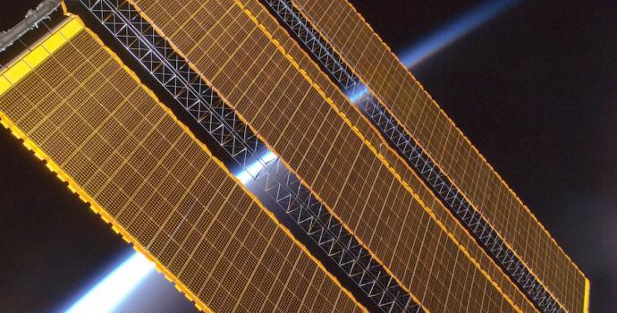 قسم من مجموعة الألواح الشمسية الحالية في محطة الفضاء الدولية. المصدر: ناسا