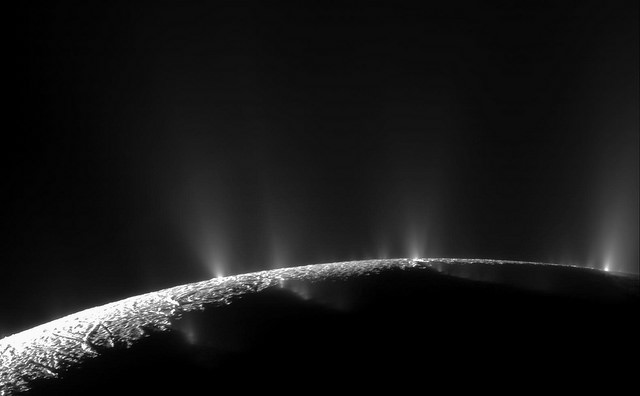 סילוני האדים בקוטב הדרומי של אנקלדוס. הגייזרים האלה, שאותם דגמה קאסיני, מגיעים לגובה של כמה מאות קילומטרים בחלל. צילום: NASA