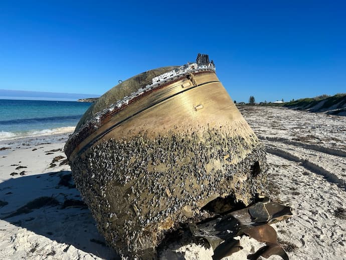 חלק מהמשגר ההודי? העצם המסתורי שנמצא בחוף גרין הד שבמערב אוסטרליה. קרדיט: סוכנות החלל האוסטרלית