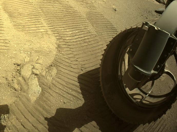 משאיר לאחרים אבק כוכבים: עקבות הצמיגים של פרסווירנס על מאדים. קרדיט: נאס"א