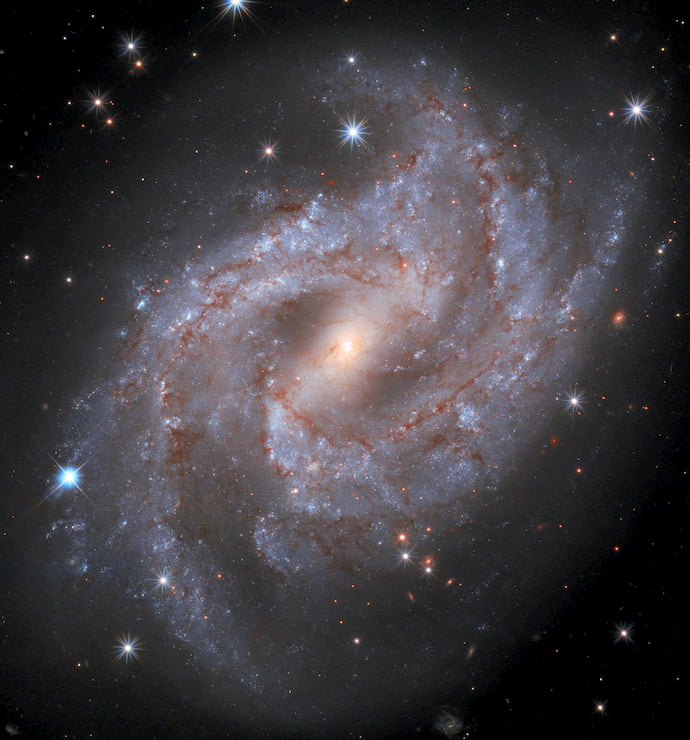 הגלקסיה היפיפייה NGC 2525 כפי שצולמה על ידי האבל – והסופרנובה משמאל. קרדיט: NASA/ESA/A. Riess (STScI/JHU)/SH0ES team/M. Zamani הגלקסיה היפיפייה NGC 2525 כפי שצולמה על ידי האבל – והסופרנובה משמאל