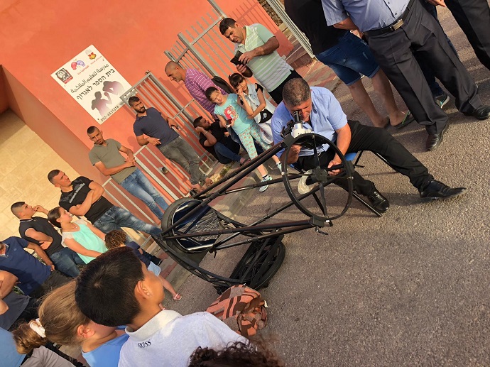 עבדאללה חוטבא, מנהל מרכז החלל בנצרת, מתבונן דרך הטלסקופ אל האופק המערבי, בניסיון ללכוד את מולד הירח. התצלום באדיבות עבדאללה חוטבא עבדאללה טייסה, מנהל מרכז החלל בנצרת
