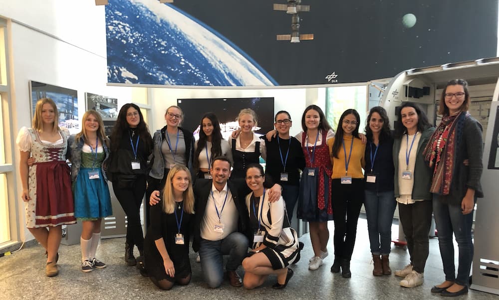 הצוות הישראלי והצוות הגרמני בהמרכז הגרמני לחקר החלל (DLR) ב-2019