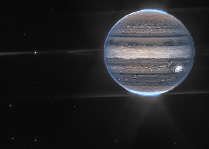 צדק, טבעותיו ושניים מירחיו הפנימיים בתמונת השדה הרחב של ג'יימס ווב. קרדיט: NASA, European Space Agency, Jupiter Early Release Science team. Image processing: Judy Schmidt