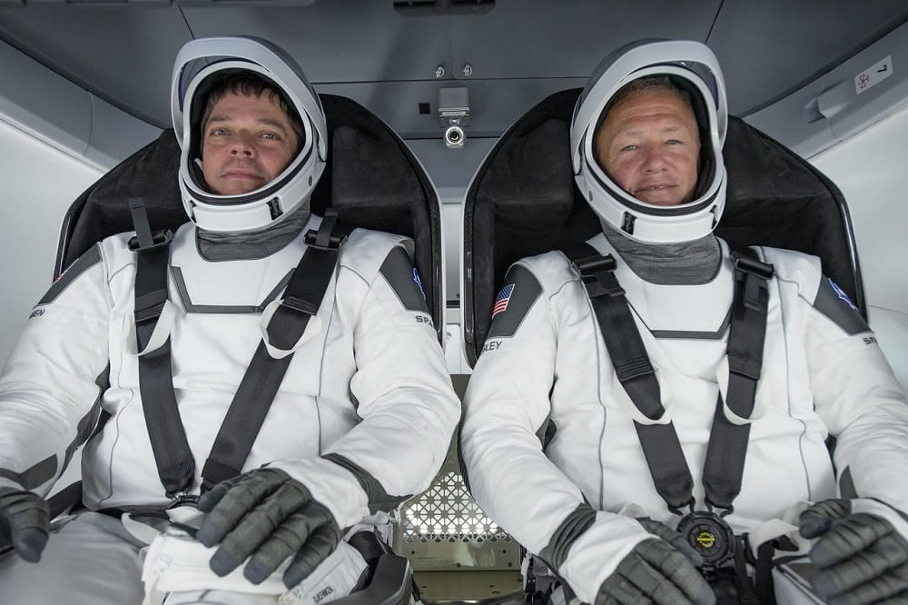 בוב בנקן ודאג הארלי בדרגון 2 – ובחליפות החלל החדשות. קרדיט: NASA