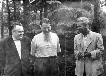משמאל: סרגיי קורוליוב, מתכנן תוכנית החלל הסובייטית, איגור קורצ'טוב, אבי פצצת האטום הסובייטית ומסטיסלב קלדיש, התיאורטיקן הראשי של תוכנית החלל– שנה לפני שיגור ספוטניק