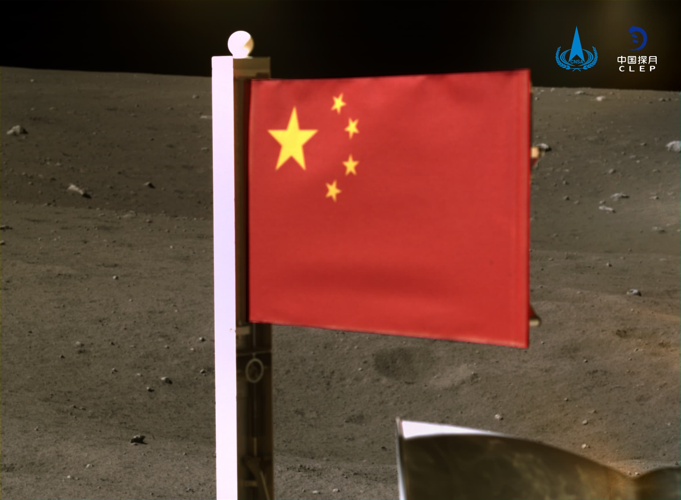 דגל סין מונף על הירח אתמול. קרדיט: CNSA