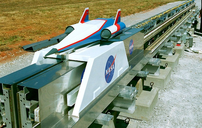 ניסוי שנערך בנאס"א בהאצת כלי טיס באמצעות מסילת ריחוף מגנטי | צילום: NASA