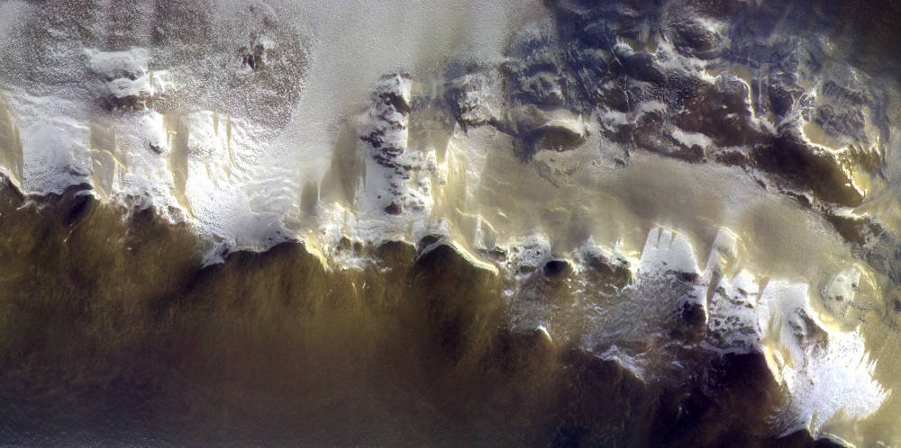 הרי האלפים? אנטרקטיקה בקיץ? לא, זה מאדים. קרדיט: ESA/Roscosmos/CaSSIS