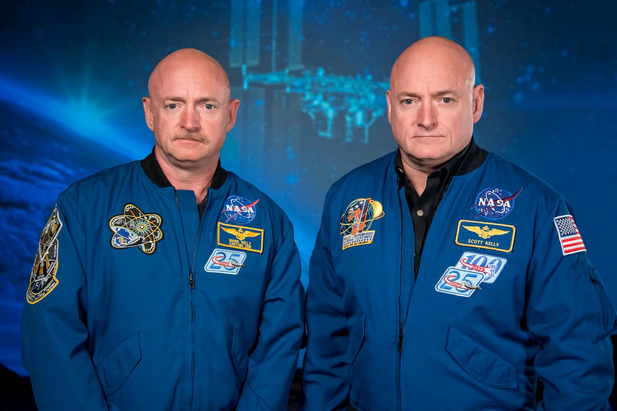 סקוט (מימין) ומארק קלי, לפני שסקוט טס לחלל ב-2015. האם סקוט צעיר כעת ממארק? כנראה שלא. קרדיט: נאס"א