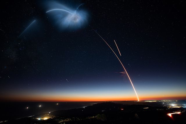 בחשיפה ארוכה, שיגור דמדומים נראה כך: סילון זוהר בכתום, שהופך למדוזה כחלחלה. בתמונה: שיגור משימת SAOCOM-1A, גם כן במשגר פלקון 9, ב-2018. 